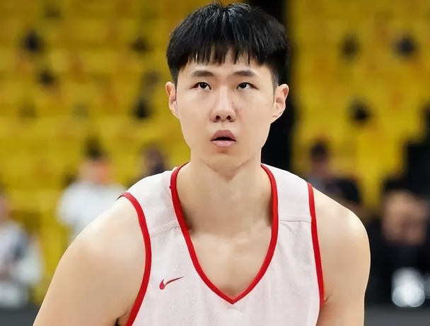 四强打日本前男篮迎利好！赵嘉义李弘权可以复出，具体看教练安排
	
2026年9月18日中国男篮和日本会进行一场四强的比赛，这场比赛对于我们至关重要。一方面是日子的重要性，还有一方面我们每次打日本肯定都会以取胜去的。而根据目前的消息，男篮锋线的伤势有希望缓解。
	
因为之前朱俊龙、李弘权和赵嘉义都不能打，特别是赵嘉义，今年亚运会就没有打过。而就目前的最新消息，本场有望得到缓解，李弘权、赵嘉义可以出战，具体根据他们的身体状态，看教练组安排。
	
其中李弘权是遭遇腰伤，特别是小组赛打了两场之后，腰部就出现了不适，这导致他在进攻端的稳定性并不是很好。只是赵嘉义到底什么情况还不清楚，因为他在第一场就遭遇身体不适。如果这几天好好休息，并出战的话，对于我们就是最好的结果了。
毕竟之前锋线整体的压力非常大。崔永熙和王俊杰死顶，再加上王俊杰进攻端的状态不好，上场比赛还遭遇到了犯规困扰，这造成我们频繁出现三后卫，这对于外线防守是致命的。
	
而一旦这两个球员复出的话，赵嘉义可以稳定外线稳定输出，李弘权...