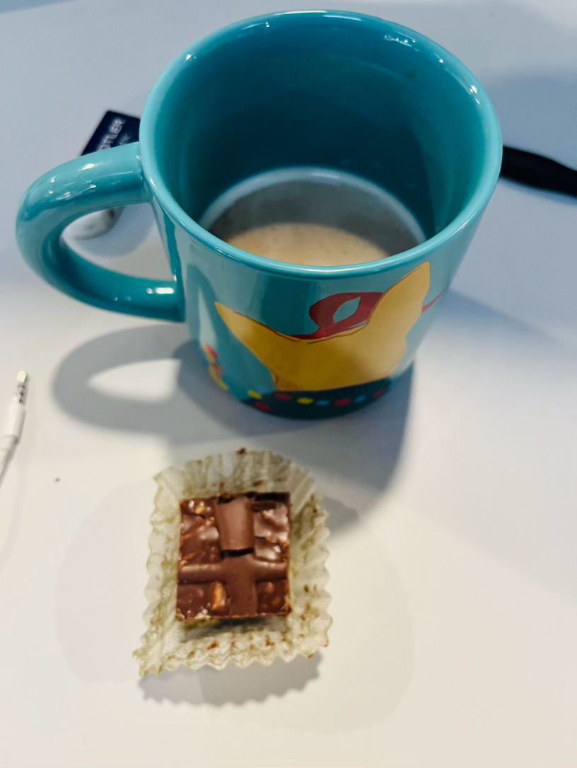 言传身教的力量也是在我同事对我的影响中显现出来了。漂亮姐姐会主动拽着一起去吃好吃的，胖大爷路过厨房的时候会顺手把最后一个甜甜圈带给我，我的好朋友会从别人的糖罐里抓一把巧克力回来分赃，还有我的胡子大爷，在我刚吃了一口，他已经炫完了两盘蛋糕的勇士。 今天早上接咖啡的时候，我看见小姐姐 ​