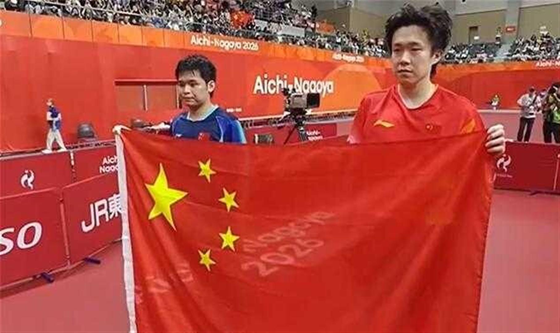赢球反倒憋屈！林诗栋4-0王楚钦不敢庆祝，教练组沉默引球迷热议 ​
