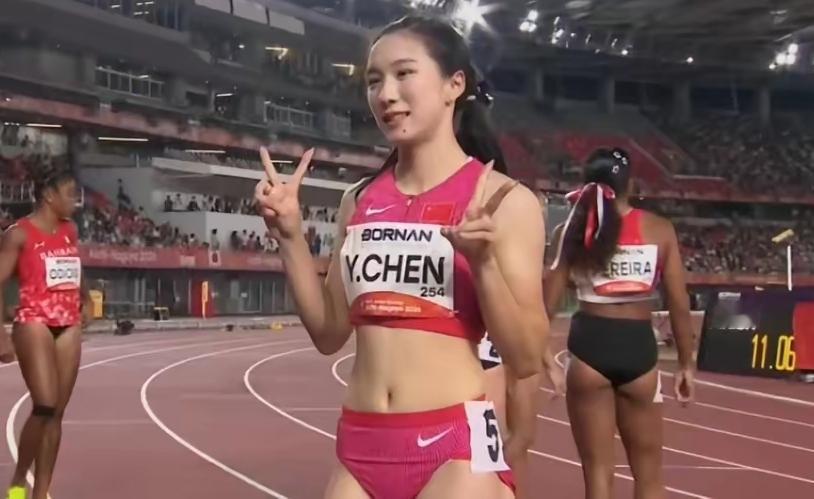 妤颉夺得亚运会田径女子100米金牌，17岁的宁波姑娘跑出11秒06，刷新亚运会纪录。

这场决赛她位于第五道，起跑反应就很快，途中跑阶段步频优势特别明显，后半程直接拉开差距，最后是压着线过的终点。新加坡选手佩雷拉11秒21拿到银牌，巴林选手奥迪翁11秒33获铜牌。

说起来这个成绩有多硬，她去年全运