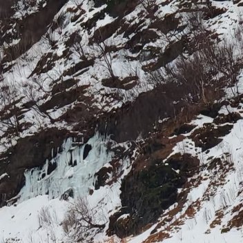 寒湾红屋，孤旅踏雪痕北欧的冬把天地揉成了一幅冷调的水墨长卷，远山的雪线...