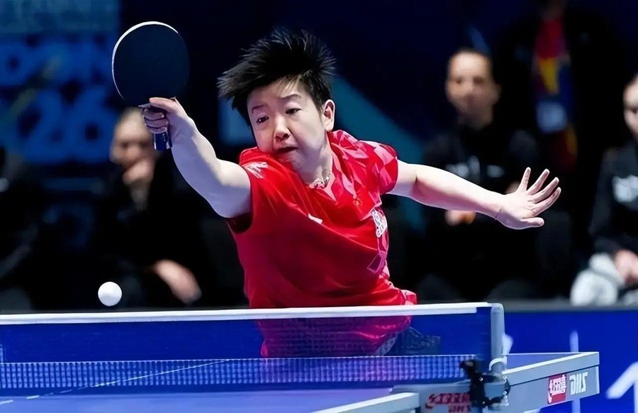 张本美和WTT三连冠决赛全赢中国人，王曼昱决胜局12比10才翻过这道坎，今晚这场3比0比想象中难多了
今晚名古屋亚运会女团决赛，中国队3比0横扫日本，六连冠到手。
但第二盘王曼昱打张本美和，决胜局打到12比10才分出胜负。这个比分，比大比分刺眼得多。
一个17岁选手的“常规操作”
张本美和今年连拿W