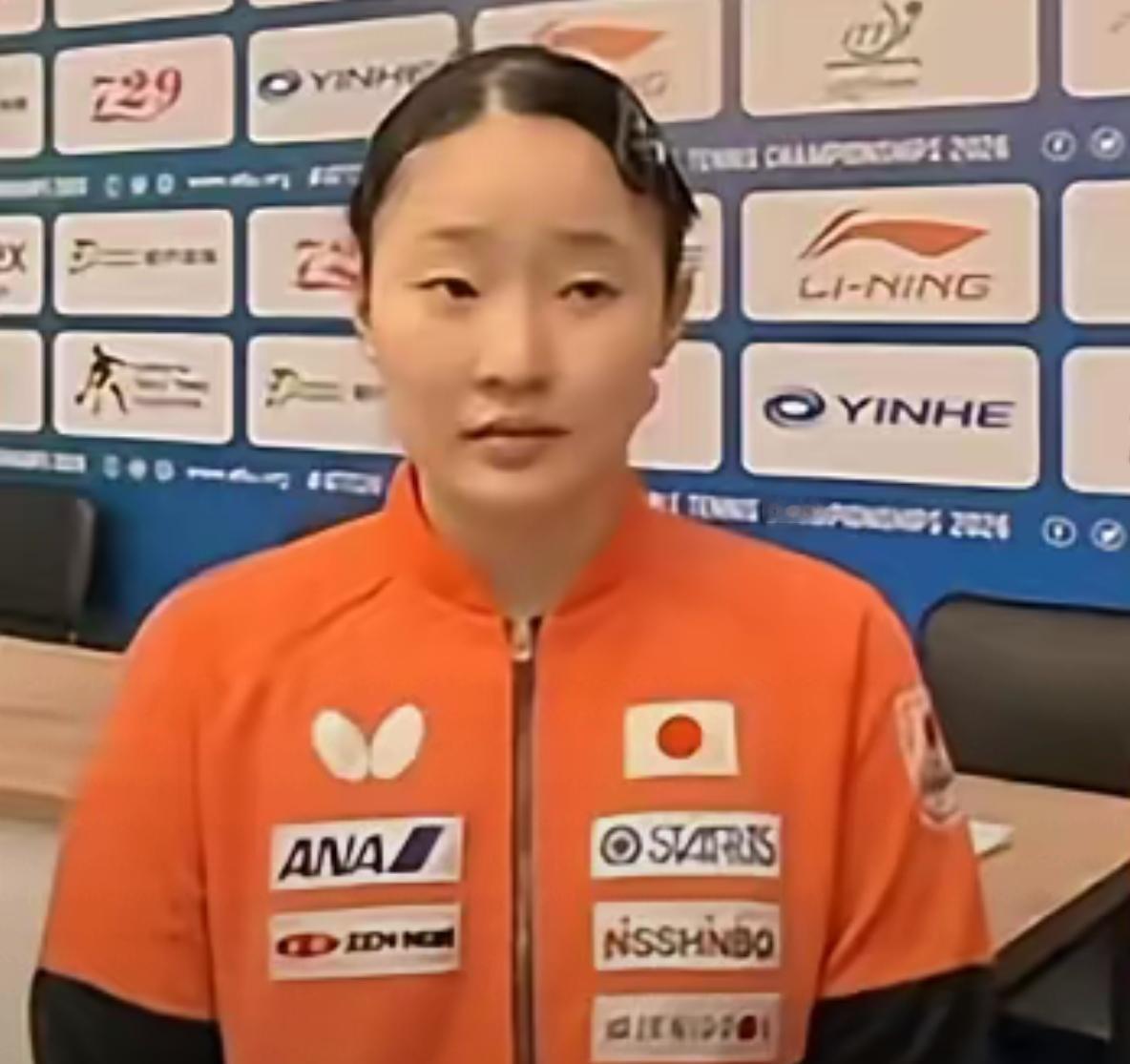 比张本智和在场上疯狂吼叫更让人心里发毛的，是年仅十几岁的张本美和。
她在落后那么多分、几乎被逼到悬崖边逆转翻盘后，面对镜头居然一点没飘。
换成别的小年轻，拿下这种硬仗尾巴早就翘到天上去了，她却轻描淡写地来了一句，当时觉得自己肯定输了，索性彻底放开手脚，没想到反而打成了。
这话听着是把姿态放得很