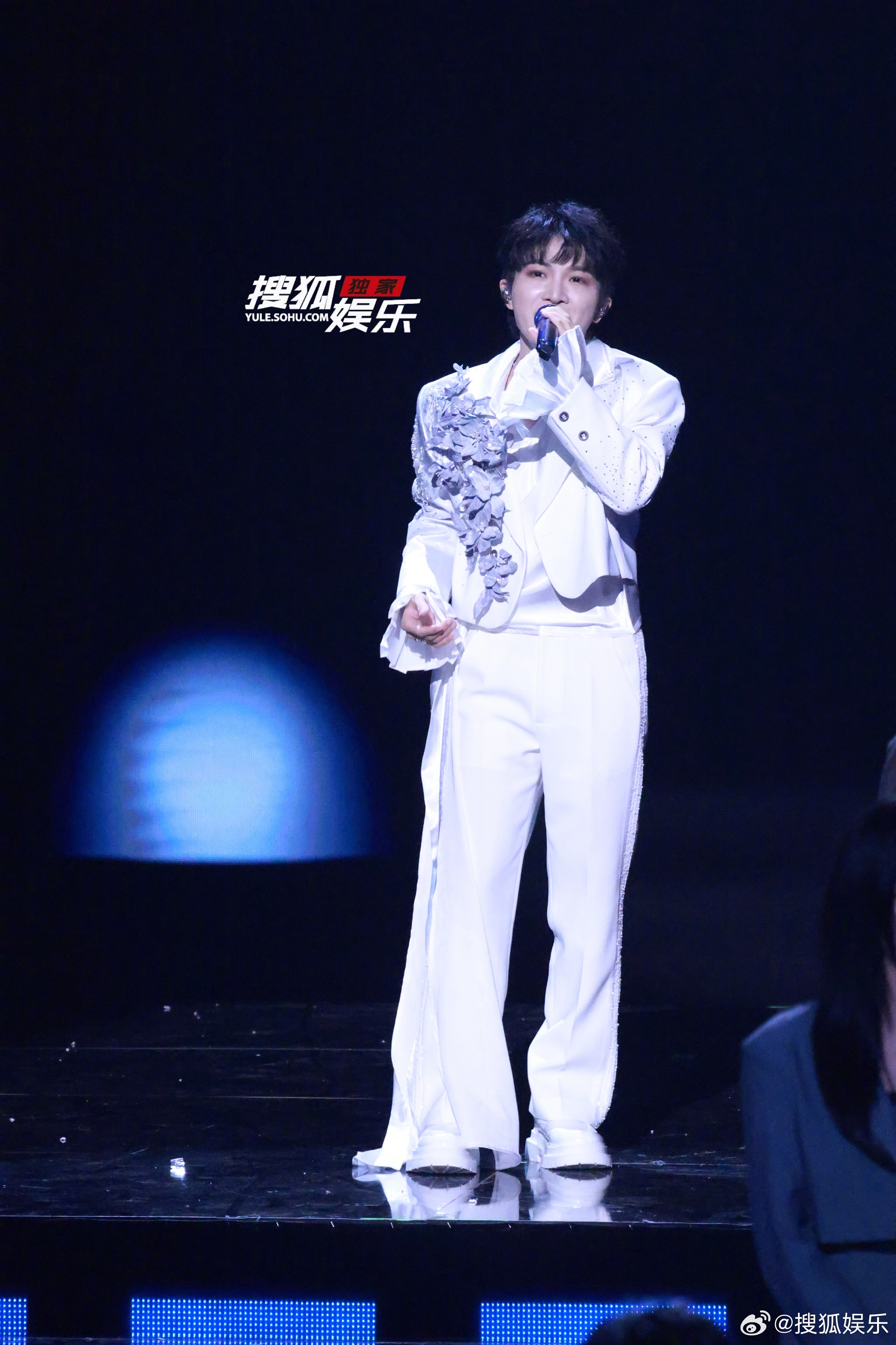 今晚舞台表演生图🈶️，白衣飘飘仙气十足～[爱你] ​​​