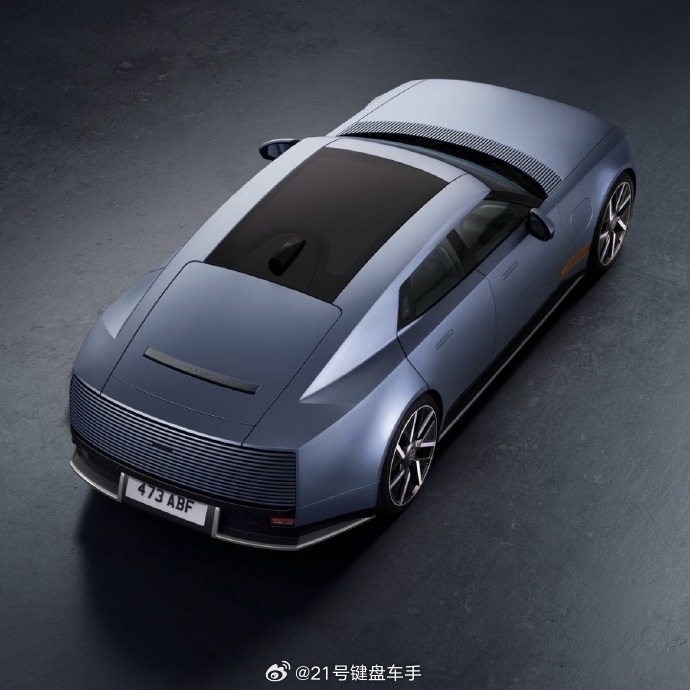 捷豹最强公路车？

历经两年争议，Type 01终于以四门纯电GT的形态正式登场。

长车头、巨大的轮圈、没有后风挡的车尾，以及极简四座座舱，都延续了此前的设计方向。和概念车最大的变化就是B柱后对后门的处理。能看到窗线在B柱区域一个明显的下压，还是为了造型妥协了一点。

新车基于捷豹专属JEA纯电平 ​