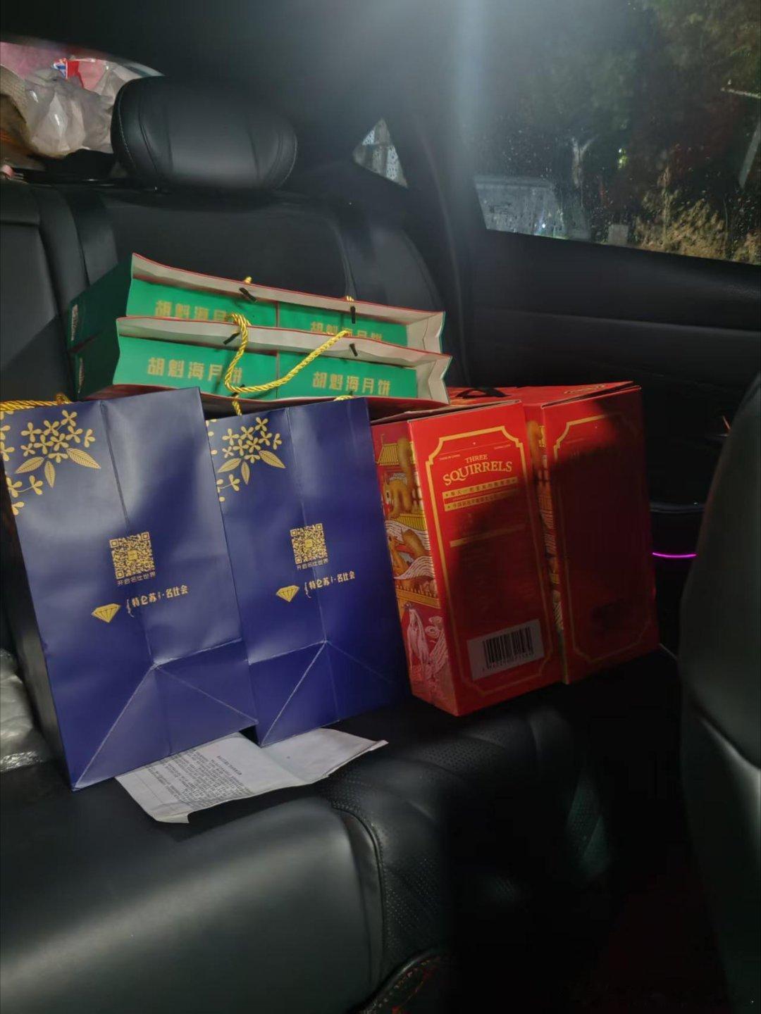 又是一年中秋，开着我的深蓝SL03，带上全家踏上回乡团圆之路。这是拥有深蓝之后，和家人共度的又一个月圆佳节。一路上智能辅助驾驶大大减轻长途开车的疲惫，平稳的底盘让老人孩子坐得舒心。宽敞座舱容纳一家人，后备箱装满月饼、水果与礼物。中途补能很顺畅，能耗表现稳定，不用为续航焦虑。到家安顿完 ​