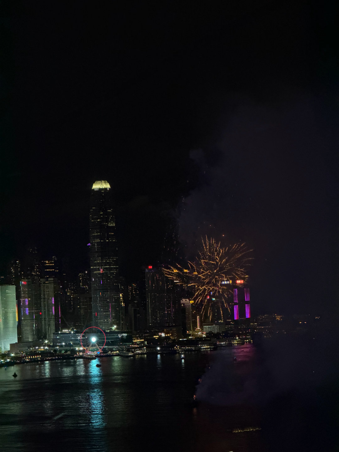 同样是国庆烟火，2 年前在南昌看了一场，区别在于观众不同，香港观众看完全场掌声雷动，2 年前南昌观众看完默不作声，论烟花质量，南昌应该是优于这里的，但是很少人会直接表达出来。南昌那场可能是烟花更精彩，香港这场却让我第一次意识到，观众本身也是烟花表演的一部分。 ​