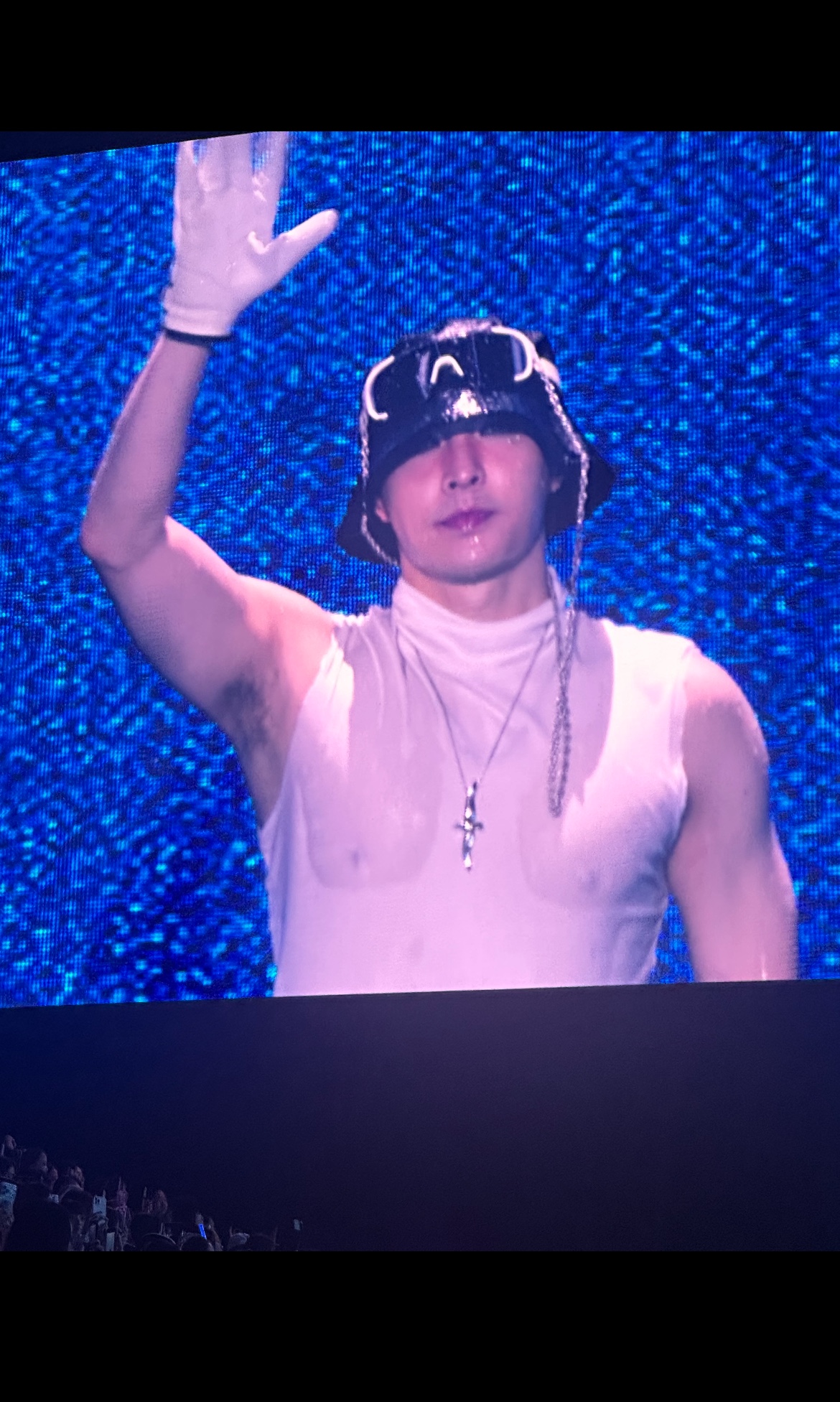 我要被你们男明星吓晕。
张艺兴开演唱会不做身材和形象管理吗？

这是在干嘛，作为艺人还是注意出现在大众视野的形象不然看起来很邋遢。