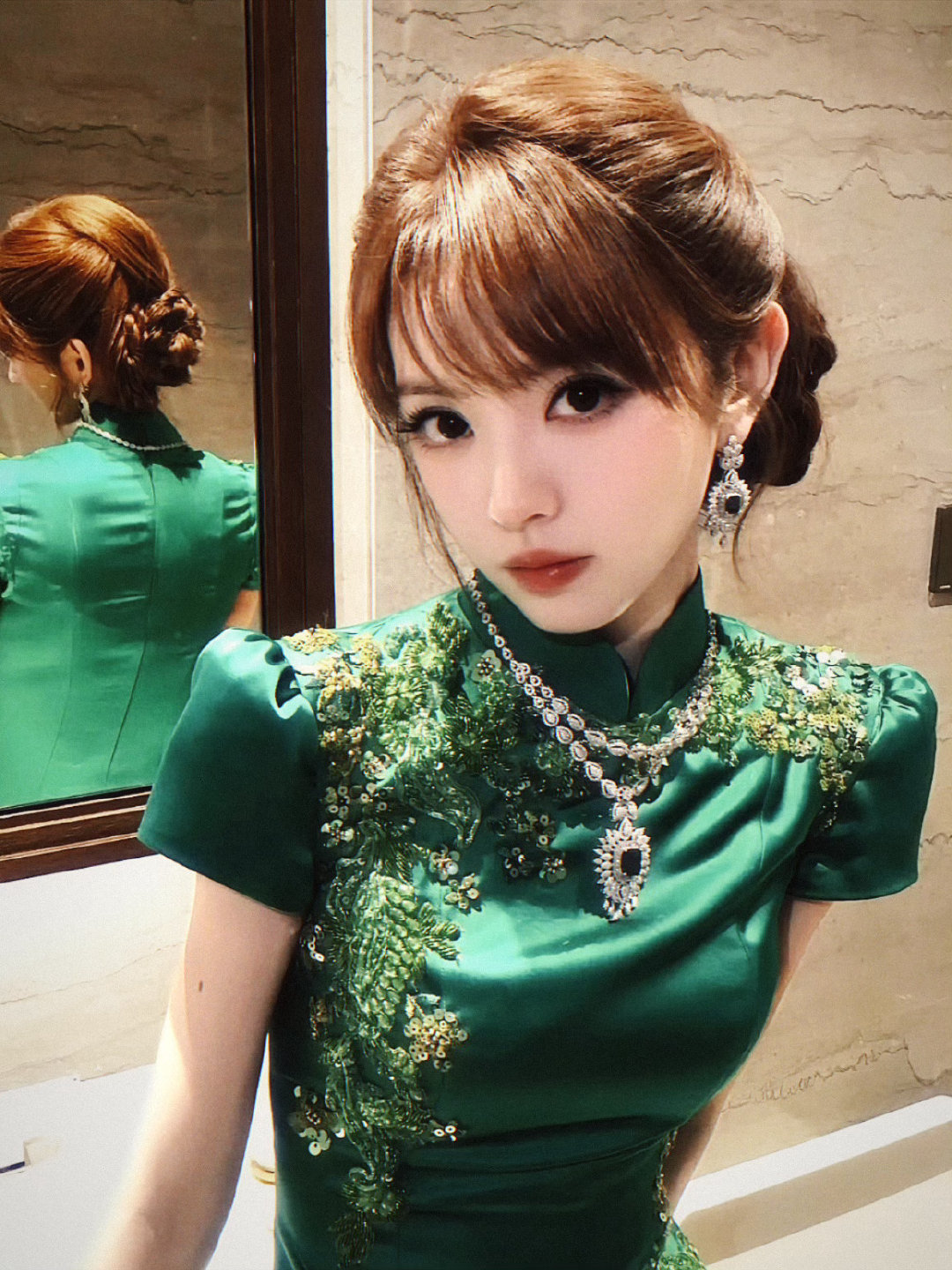 220w赞了 嘿嘿我睡啦 爱你我的母#田曦薇绿色拖尾旗袍# ​