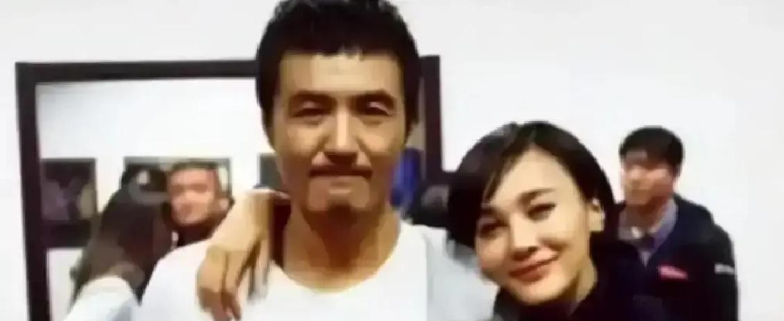 老婆下楼买包烟，整整三天才回来。

这事放谁家都够离谱的，换成别人，估计早就急得团团转了，电话一个接一个，门也得敲烂。可朴树不一样，他像什么都没发生，照样吃饭、睡觉，安安静静待在屋里。

三天后，吴晓敏推开门，手里真拎着那包烟。朴树抬头看了一眼，接过去就完事了，连一句“你去哪了”都没问。

这种事听