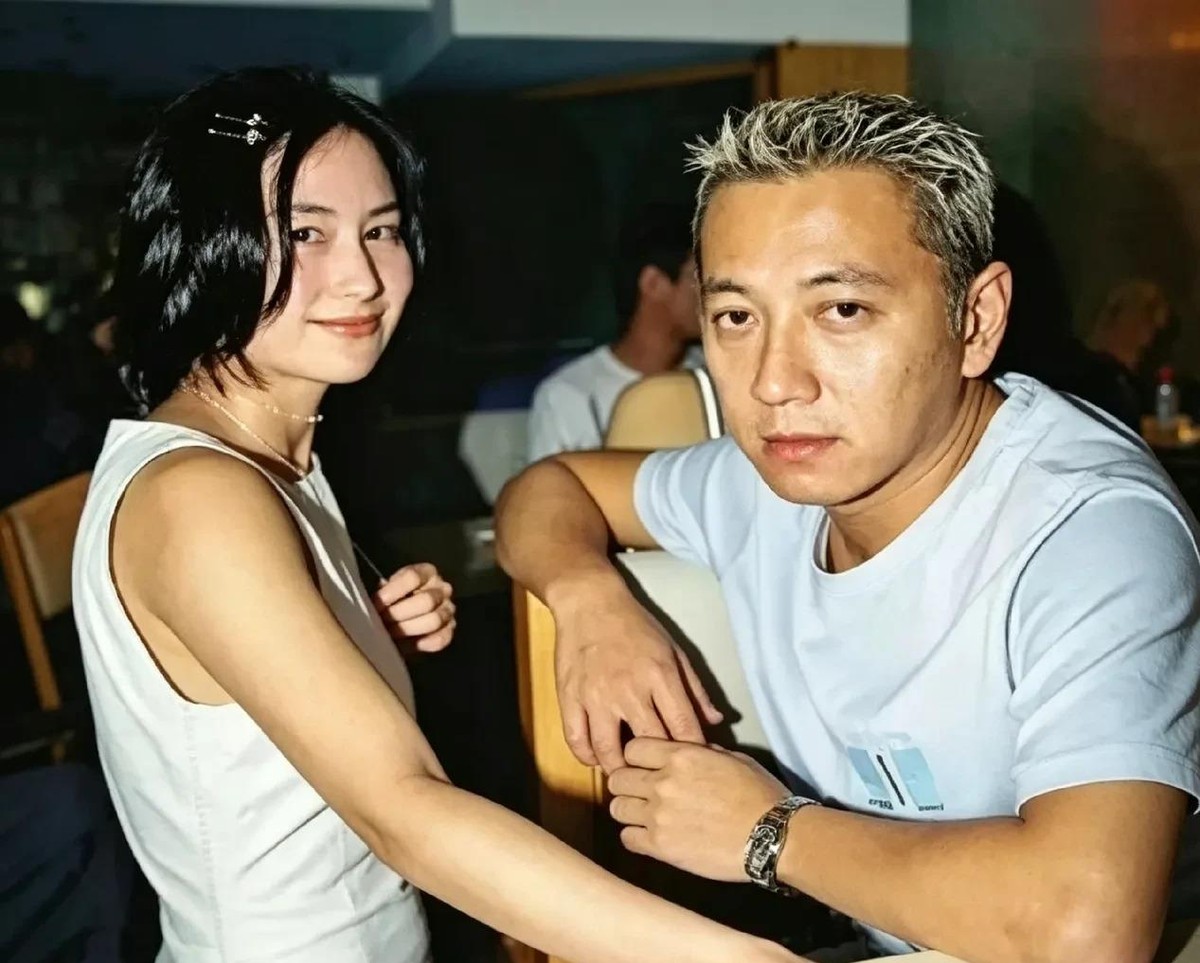 何超琼和杨其龙当年是真的爱过，港媒拍到的照片里她素颜便装笑得松弛，十指紧扣出席活动，那是她这辈子唯一一次公开认爱。但赌王何鸿燊直接放话“没得谈，这辈子都不接受”，甚至拿家产分配施压。杨其龙后来涉毒被捕，这段感情彻底断了。说白了，豪门婚姻从来不是两个人看对眼就行，它是一张资产负债表——何超琼嫁许晋亨，