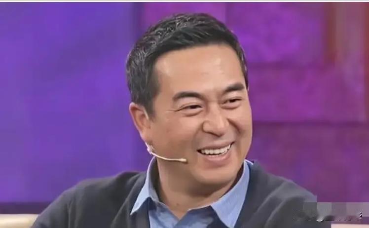 宋佳说：“我跟张嘉益拍《悬崖》的时候，其实我是有一点不开心的，他是当时的艺术总监，但是我也没看到他管什么艺术了。”

组里吃早饭的时候，宋佳拿了个白煮蛋，掰开慢慢啃。张嘉益端着碗臊子面从她旁边过，脚步停了停。

“就吃这个？”

“不然呢。”宋佳没抬头。

张嘉益拉了把椅子坐下，面碗搁在桌上。他吃得