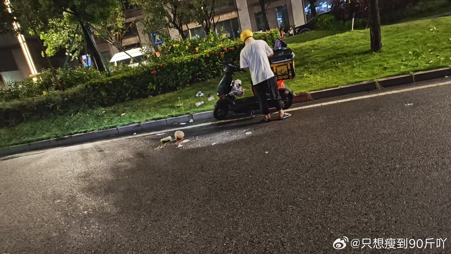 看得心里一酸[捂嘴哭]#生活手记##暴雨##外卖小哥##骑手[超话]# ​