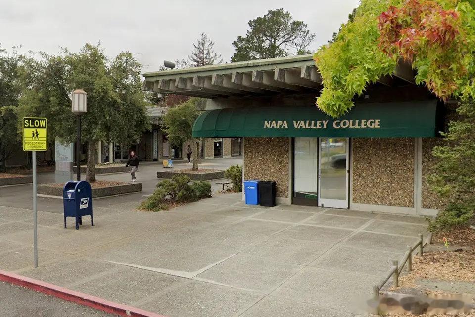 【纳帕谷学院卷入性侵指控风波！一封信件触发调查】加州纳帕谷学院正在调查一起发生在校园住宿区的性侵指控。此次调查由一封在校园及社交媒体上广泛传播的举报信引发，学校相关负责人表示零容忍校园性暴力行为。... ​