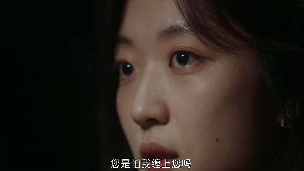 女主喝醉主动献了个吻，男主第二天第一反应居然是：这女的故意落包设局套路我。

《早春晴朗》里尚之桃被栾念带回家，亲也亲了睡也睡了，留个化妆品就被当成心机女。闺蜜还补刀骂她太主动是轻贱。

戏里防备，戏外吵翻。

但越吵剧越爆。开播4天优酷热度破万，Q3全网播放第二，还冲上了Netflix华语剧榜单。