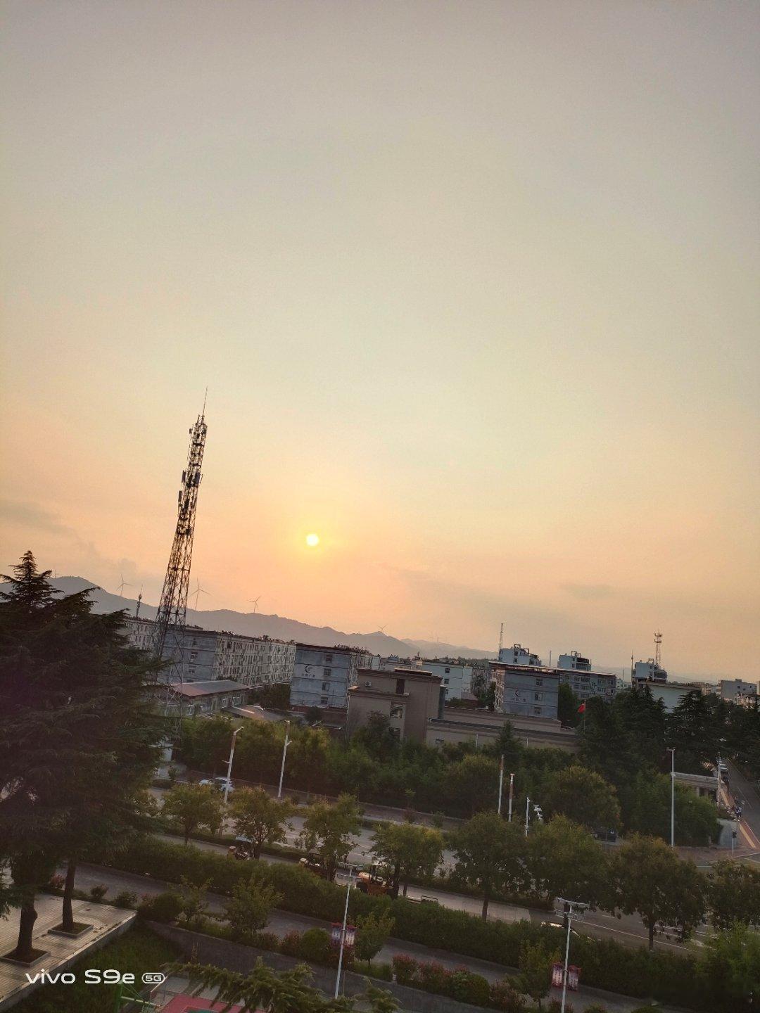 #vivo[超话]##vivo超话# 太阳光不是那么强烈了，照亮了整个天空，整个天空都是橙色的，很好看 ​