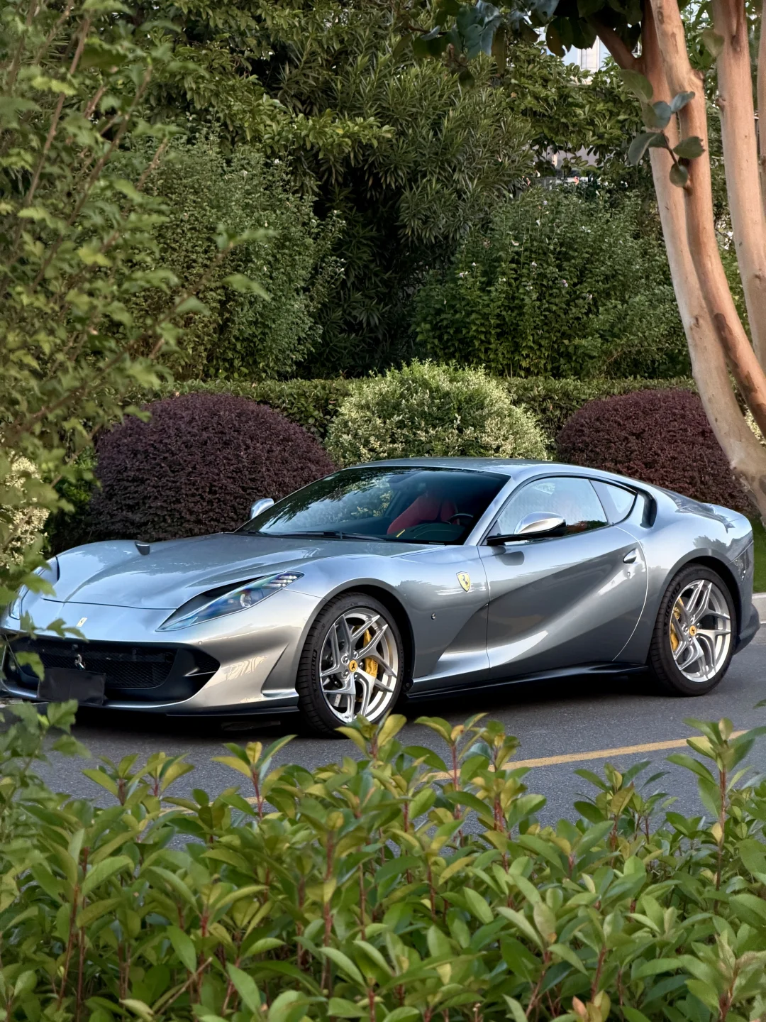 钛灰色法拉利812 Superfast。靓🤩