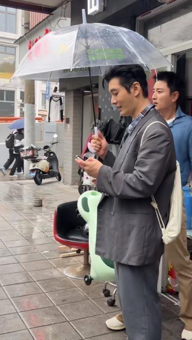 同样是人到中年离了婚，贾乃亮靠一晚卖几亿成了大资本，黄晓明却掉头去跟年轻人卷考博。
不少人瞅着热闹，觉得贾老板天天在屏幕前数钱，肯定比四处挨嘲的黄晓明过得滋润。可真要细品，这分明是两个心气完全不同的男人，在低谷里给自己选的退路。
贾乃亮是真把所谓的明星包袱全撕了。
当年闹得满城风雨，谁见了他都