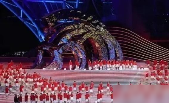 名古屋这波操作把节俭玩成了极限挑战，国乒直接住邮轮。没建运动员村，歌诗达赛琳娜号就是宿舍，双人舱独立卫浴，听着挺浪漫。可真跑起来要命，乒乓球馆在丰田市，单程班车一个半小时，打完比赛先晃悠回船上，腿都软了。机场更乱，注册系统崩了，国羽差点挤不上公共大巴，最后靠总领馆摇侨胞租车才把人拉走。中国队干脆自己