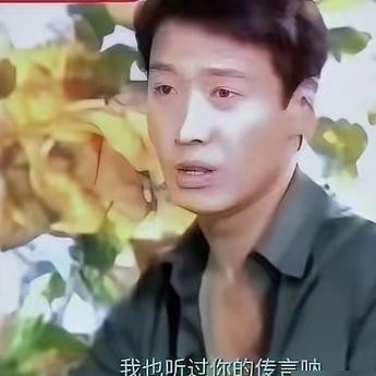 在嘴皮子极度刁钻的主持人面前，能让人当场哑火的明星，黎明绝对算一个。
当年蔡康永在访谈节目里主动挑事，当面调侃黎明平时总绷着脸不爱笑，是不是因为嫌自己的牙齿不好看。
换作一般艺人，要么赔笑圆过去，要么赶紧辩解两句化解尴尬。
黎明倒好，脸上连一丝怒气都没有，不急不缓地反问了一句：那你只吃鸡肉从来