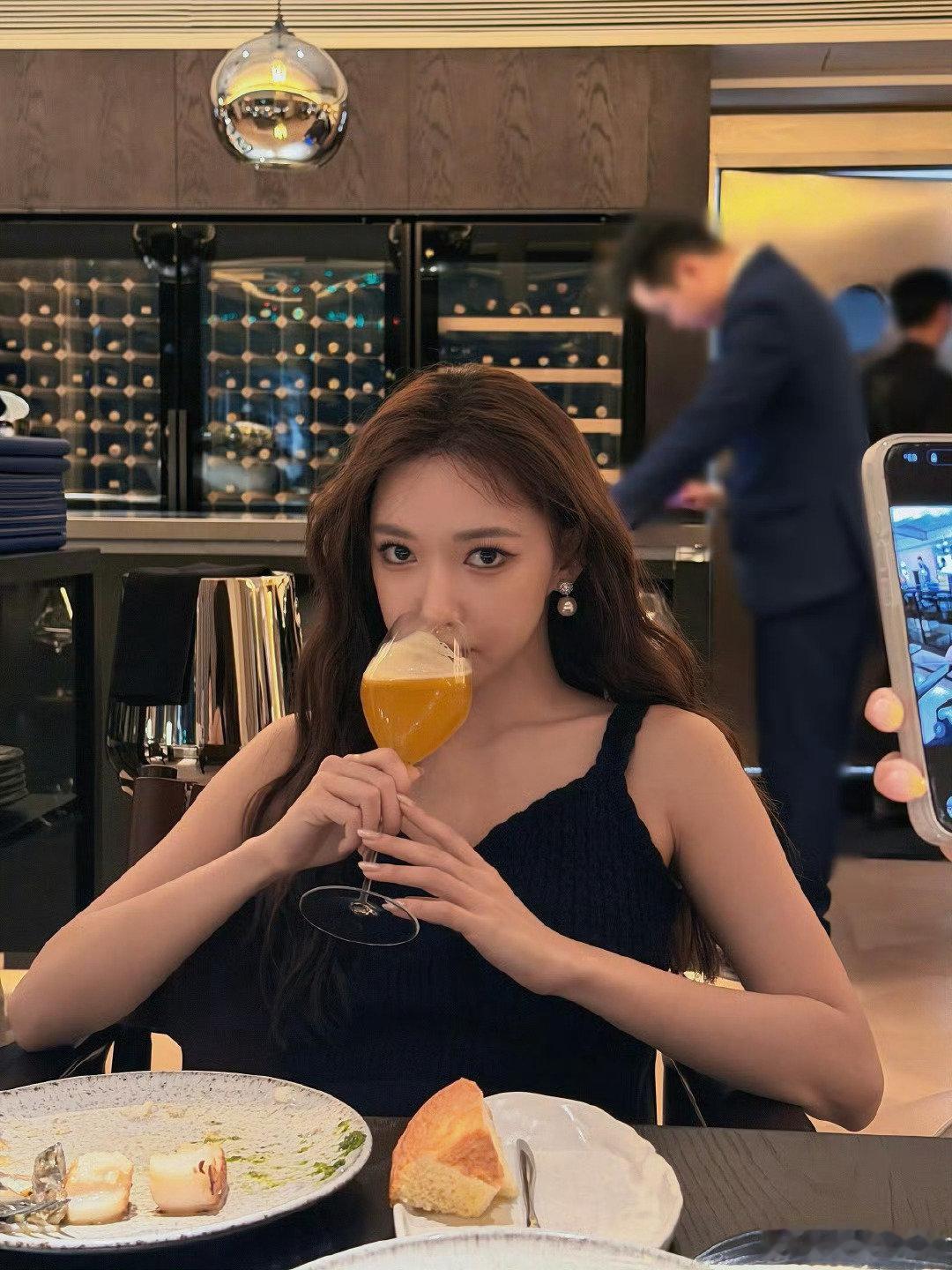 #程潇[超话]# 暖光晚餐随拍🍷
餐桌下的氛围感 优雅自在的程潇. ​