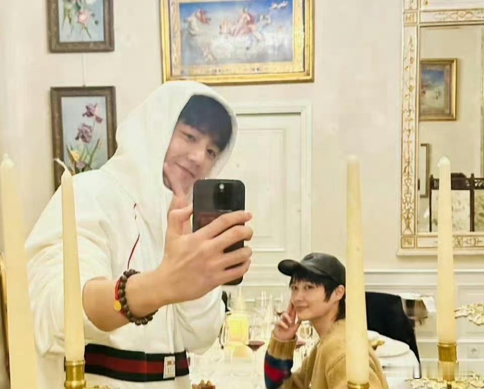 肖战谈及李宇春，直言不管是业务能力、为人处事还是个人品行，一直都将她视作值得学习的榜样。
 
李宇春曾经送给他的一句话，肖战一直牢牢记在心里，也多次公开表达谢意。每到重要节点，肖战都会送上花篮祝福，二人平时低调相处，从不捆绑炒作，这份惺惺相惜的关系真的很难得。