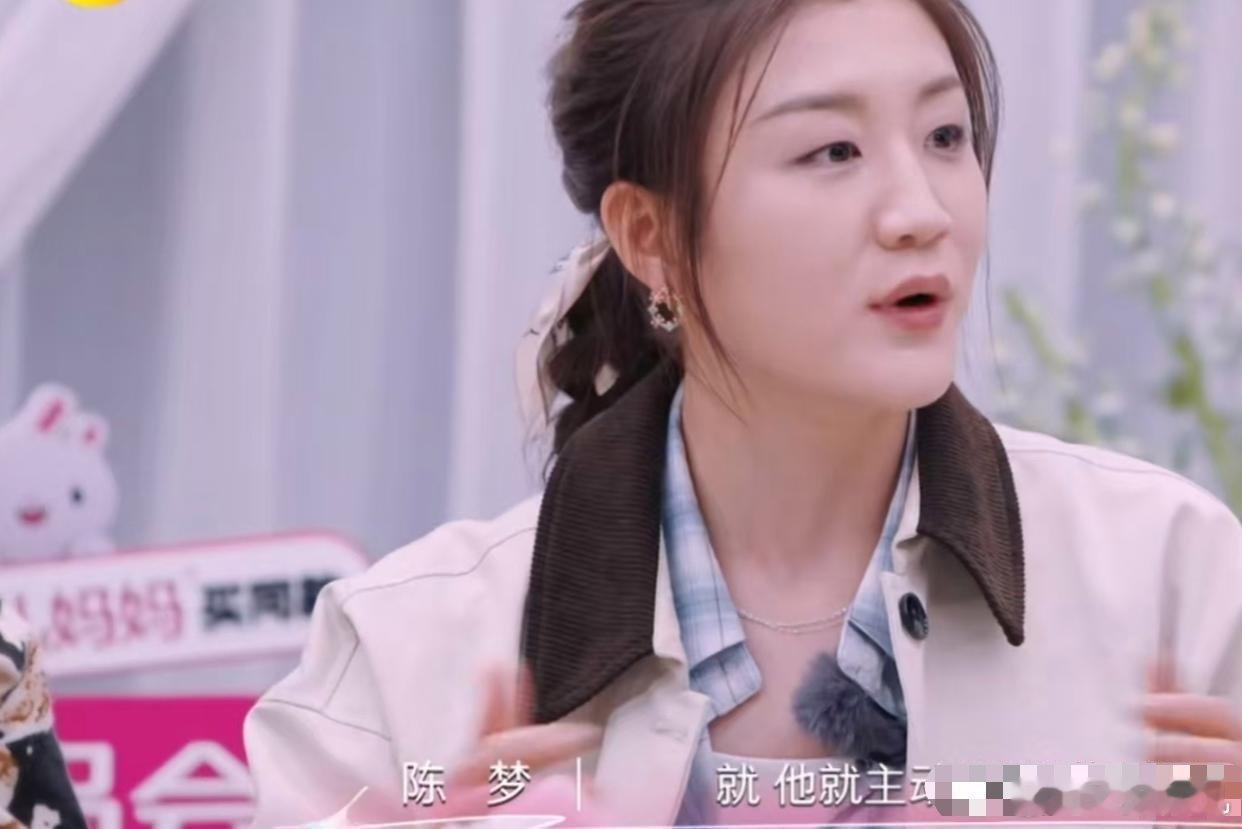 李艾问陈梦：“你们队内可以谈恋爱吗？”陈梦：“不可以，因为谈恋爱影响成...