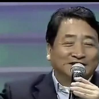 被网上骂了十几年“打压同行”，70多岁的姜昆终于把当年那场风波摊在明面上聊透了。
大家当年以为是江湖恩怨、门派互掐，但在他眼里其实就俩字：炒作。
很多人总爱脑补同行相轻的戏码，觉得台底下肯定恨得牙痒痒。结果人家既没拍桌子，也没指名道姓，私下被问急了也就扔出一句大实话：吃这碗公众饭，挨骂本来就是该