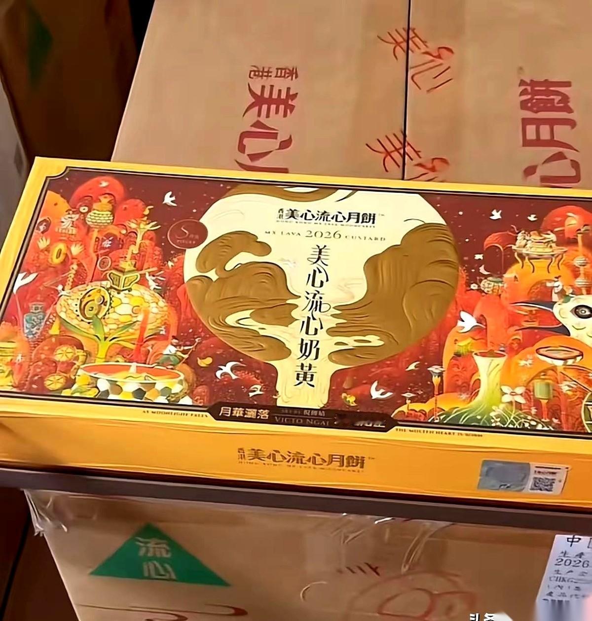 网传张雪机车提前发的中秋礼品里，塞了估算700元左右的蟹卡和260元8个装的香港美心蛋黄月饼。
发这批物资的前几天，老板张雪刚在五款新车首发的摩博会结束后发过红包，还给出了带薪休息或者给加班费的承诺。
剩下那60块钱一箱的山姆冰糖雪梨和500克新疆葡萄干的具体分发细节，只能等待企业官方后续发布的确认