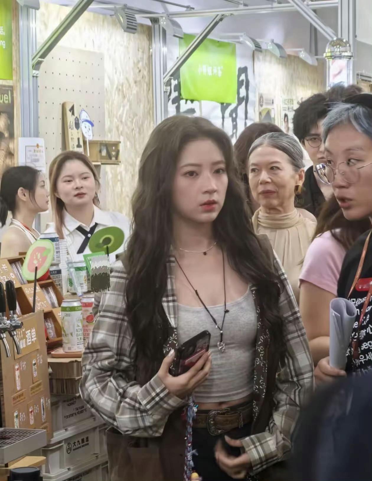 生图状态太能打！她穿灰色crop top搭格纹衬衫马甲，复古腰带勒出...