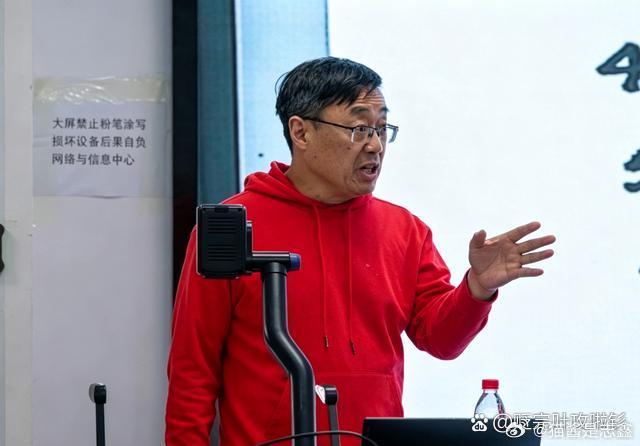 汤家凤现在大概是全网最难堪的副教授了。骂他的人不是看过他全文，也不是反对他说的英语只是工具，而是只截下那句中国人崇洋媚外的历史该结束了。
义务教育和高中课程方案里，外语课时占比也就6%到8%，明显低于语文数学体育。汤家凤呼吁的从来不是取消英语课，是取消英语至高无上的核心地位。他想让搞 ​