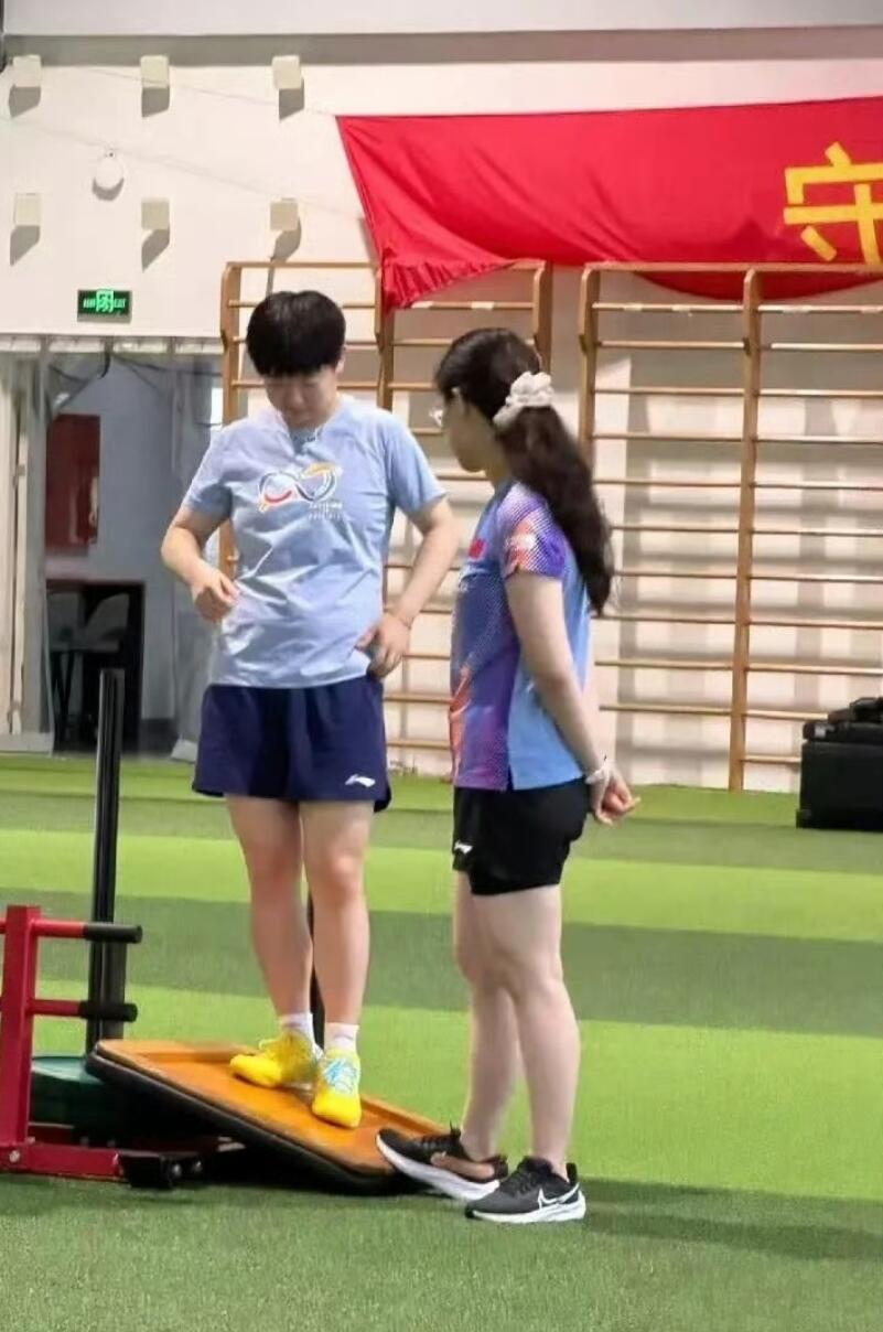 没有几个碰到孙颖莎能忍住不拍一张的，即便是同行。 ​