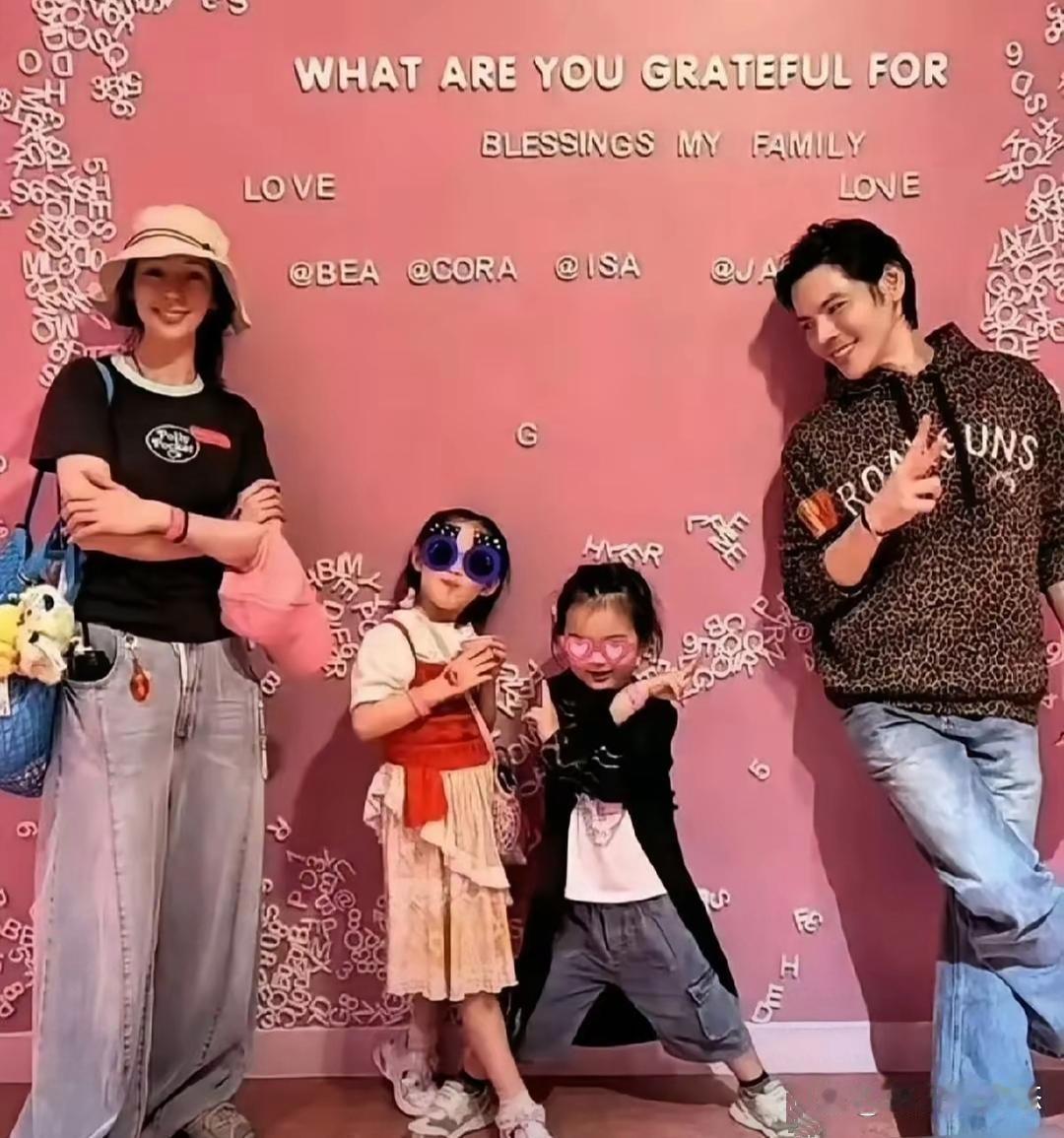 向佐分享一家四口合照，一双儿女慢慢长大
女儿气场十足，颇有向太的影子
向太十分通透，不插手儿子小家庭，家事交由郭碧婷做主
保持边界感的婆媳相处，减少很多矛盾 ​