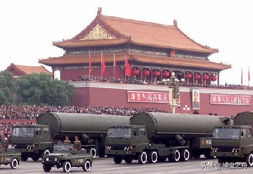 新中国成立时，我国各大野战军主要将领是：
第一野战军：司令员兼政委彭德怀，副司令