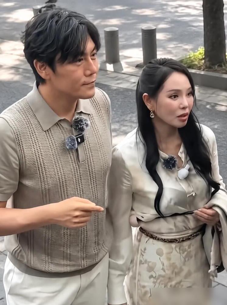 58岁的女人上综艺，不是去当摆设，是去当主心骨。伊能静2026年还泡在《妻子的浪漫旅行》里，从5月一路录到7月，一期没落。镜头前不装嫩，不卖惨，跟秦昊该拌嘴拌嘴，该腻乎腻乎。别人上这节目是消费婚姻，她是把婚姻当成事业在经营。五十多岁还能在芒果台拿主咖位置，靠的不是老公的名气，是自己脑子里的东西。经济