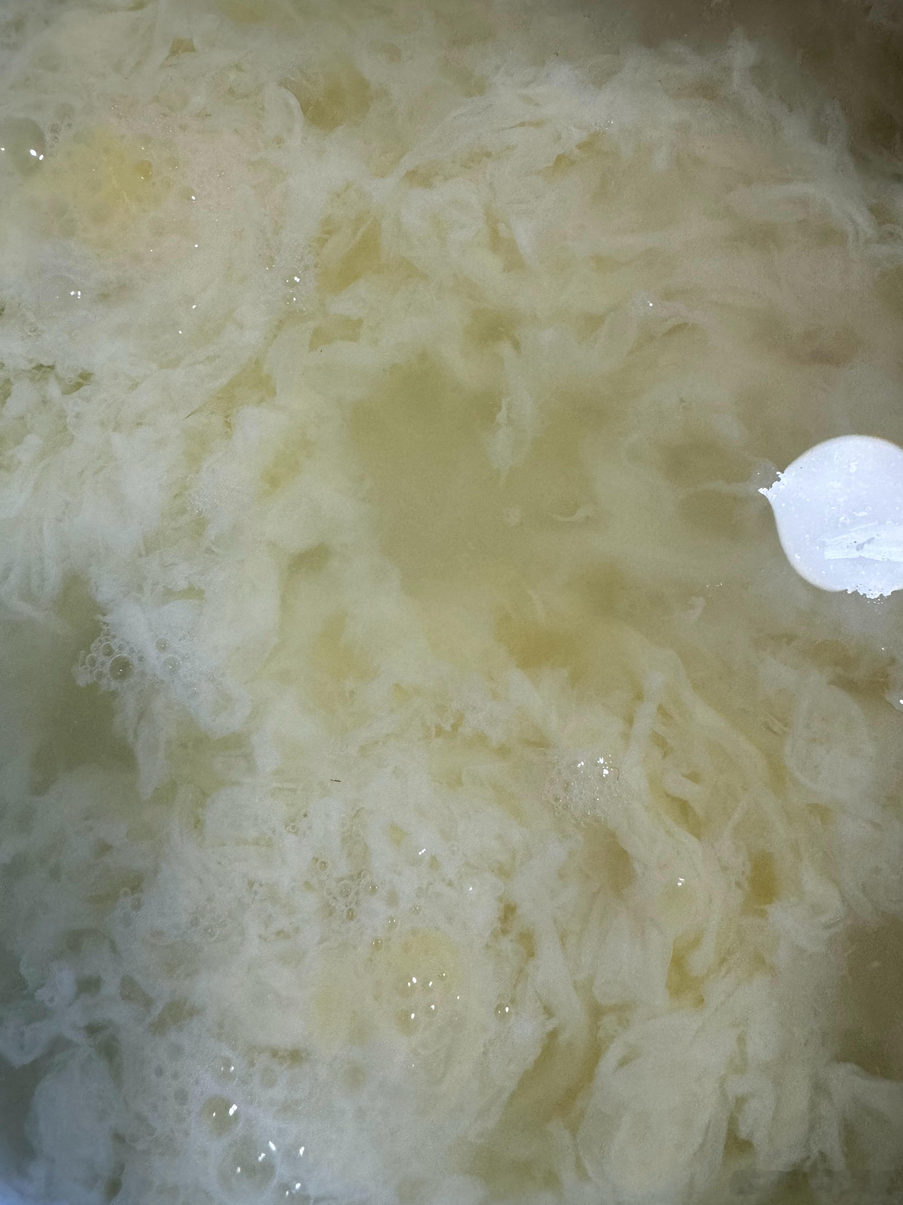 我冲的鸡蛋水总是比他冲得要好

也没有太大的技术含量
也不是什么小妙招

也不需要提前费事把盆预热
就是凡事有针对多思考
过程中尽量减少热量流失
把能量都集中到鸡蛋液上

冲鸡蛋水和冲藕粉都一样
提前都搅匀搅好
水要现烧
水温才能保证是最高
小抹布垫底
使小盆稍事倾斜
让鸡蛋液集中些
如果手托起 ​