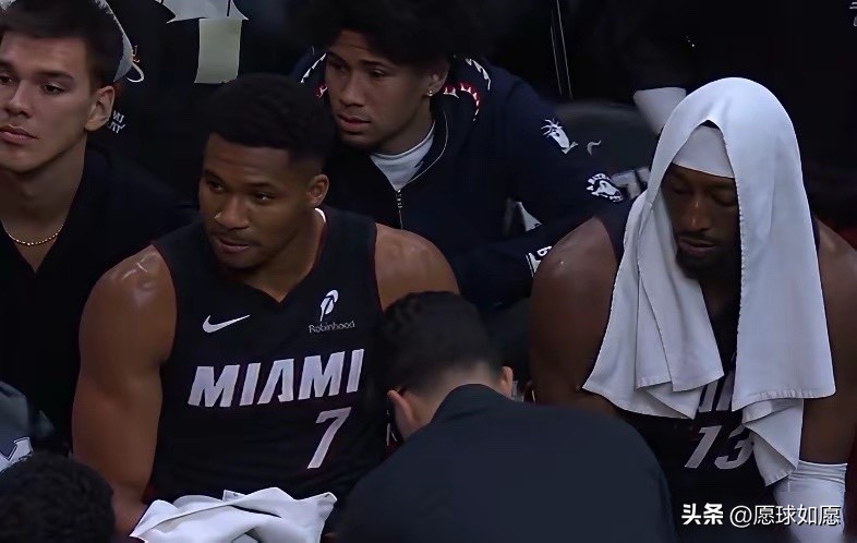 字母哥这回彻底尴尬了！NBA常规赛热火110:115不敌黄蜂，作为东部争冠热门遭遇开赛三连败，阿德托昆博打出最差一战，6犯离场的同时仅有14+6+3进账，效率值达到全队最低的-20。

当初与雄鹿队拉扯了半个多赛季最终在夏天如愿加盟热火，
而热火为了得到字母哥，
几乎把半个队的主力球员都送去了雄鹿。