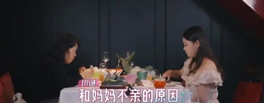 奥运冠军22岁退役想拿回自己的钱被亲妈拒绝，150万奖金三张银行卡全在妈妈手里，13岁夺冠那条金项链至今没见过——这到底是爱还是控制
9月27日播出的综艺《我家那闺女2026》里，母亲肖英杰当众朗读了一封写于东京奥运会前的家书。信中那句“虽然你表现得不太好，妈妈还是选择信任你，原谅你”，弹幕瞬间炸锅