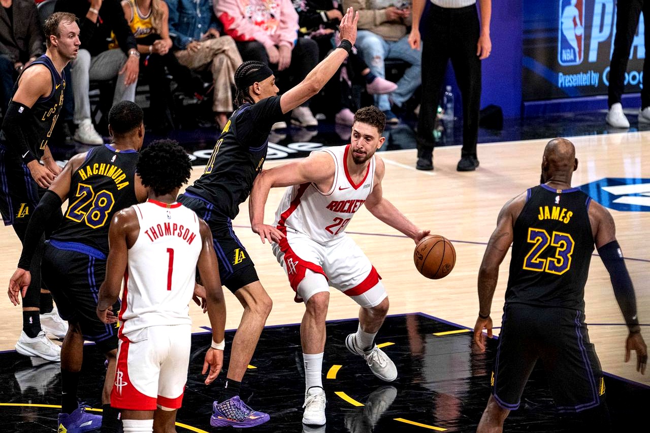 火箭队这球输得真叫一个憋屈！    领先了大半场，最后25秒，谢泼德传...