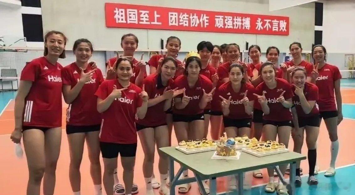 女排亚锦赛最新动态！1人伤愈回归、1人遗憾离队，集训18人完整大名单出...