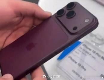 【#iPhone18ProMax深樱桃色机模上手#】#iPhone18ProMax深樱桃色#近日，一段据称拍摄了苹果下一代旗舰机型iPhone 18 Pro Max演示样机的视频流出。视频中出现了传闻中的深樱桃色和天蓝色两款机型，与此前泄露的配色信息相符。#iphone18pro会涨价吗# 

视频显示，深樱桃色机型在不同光线和观看角度下呈现 ​