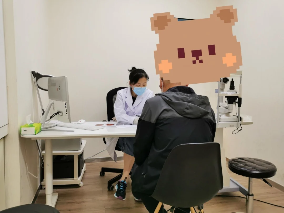 如果男性患者，双眼反复巩膜炎，要怀疑是不是强直性脊柱炎，做该方面检查。