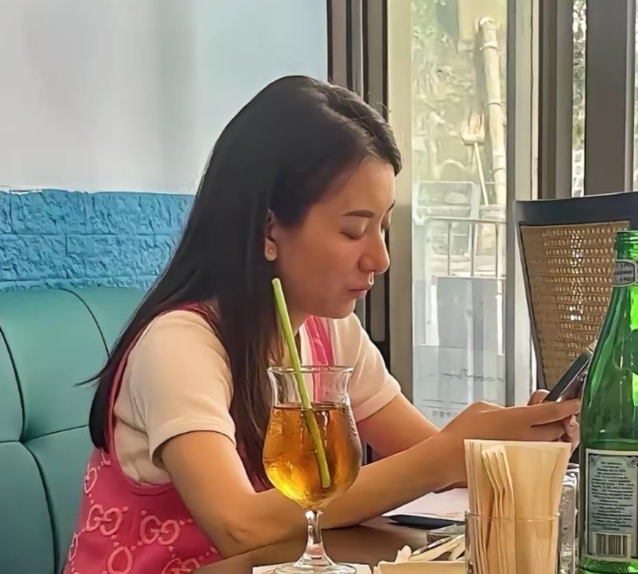 方媛回老家拍宣传片被路人夸五官精致，转头就被另一波网友吐槽生图显老有双下巴。同一个古镇同一天，评价两极成这样，问题出在哪？说白了，精修图里她是金翼女战神，白到发光曲线绝了，可路人手机里没打光的素颜，才是39岁三胎妈妈的真实样子。但我想说句公道话：她穿咖色背心白长裙踩拖鞋，攥着糖画在古镇晃悠，在舅舅家