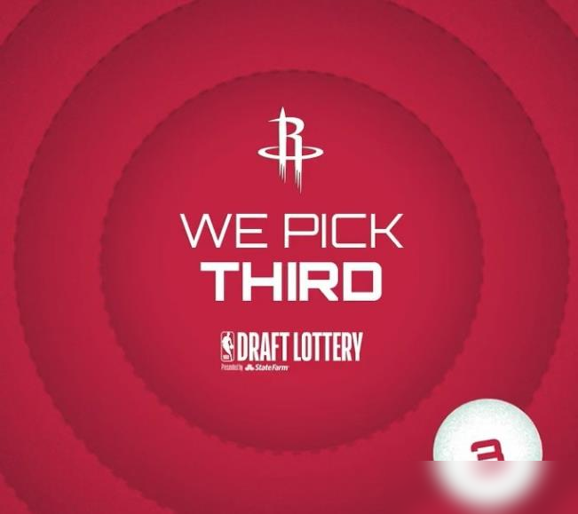 杜兰特站在底角疯狂要球，申京看都不看一眼，一头扎进人堆硬生生把球砸在篮...