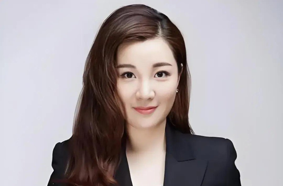 章艳拿着利物浦大学硕士文凭和一座金话筒奖进了央视，第一次在《经济信息联播》开口说英语，观众骂她一个一个念单词。
2009年8月，31岁的章艳从深圳卫视跳到央视财经频道。首秀《经济信息联播》，搭档芮成钢。她手里有金话筒奖，有利物浦大学国际金融硕士文凭。节目播完，网上骂她英语的帖子刷屏。
有网友发帖说，