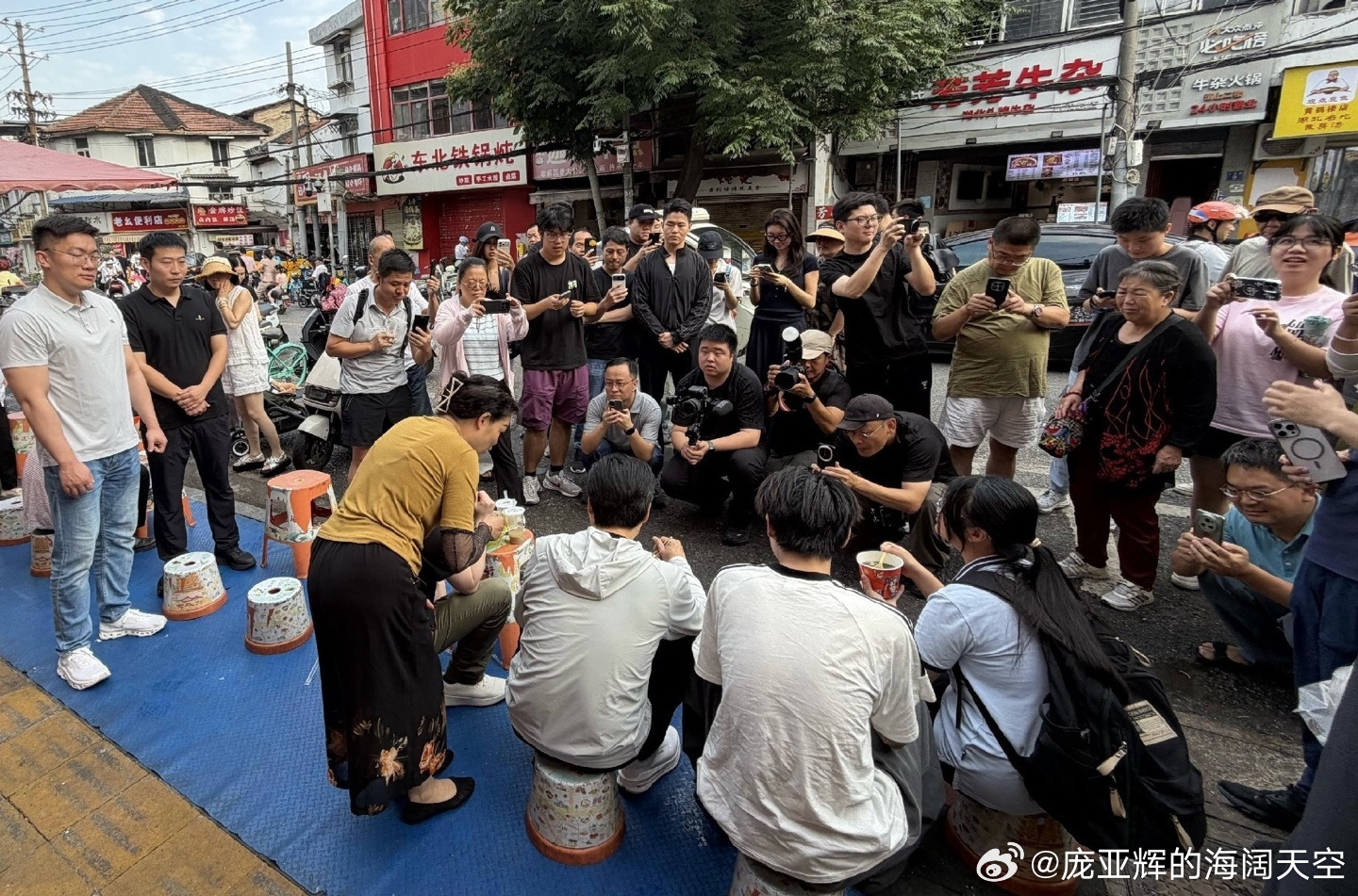 这就是雷军武汉过早的另一面，的现场照片，雷军正对面，目测专业设备有好几...