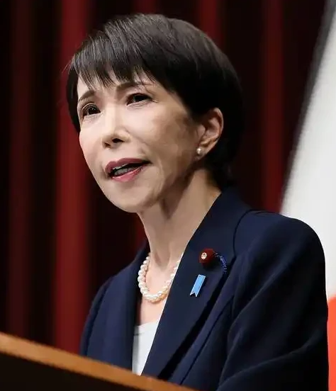 日本提高中国签证费后，中国也涨了，这个结果反倒足以让日本清醒。 近期，从签证到高端机床、半导体制造设备，日本手里的政策工具其实并不少。

但中方现在的应对，已经不是简单一个 “强硬” 能够概括：该对等的时候对等，该管制的时候管制，同时正常经贸和人员交流的大门并没有一把关死。

提高签证费，也不是为了