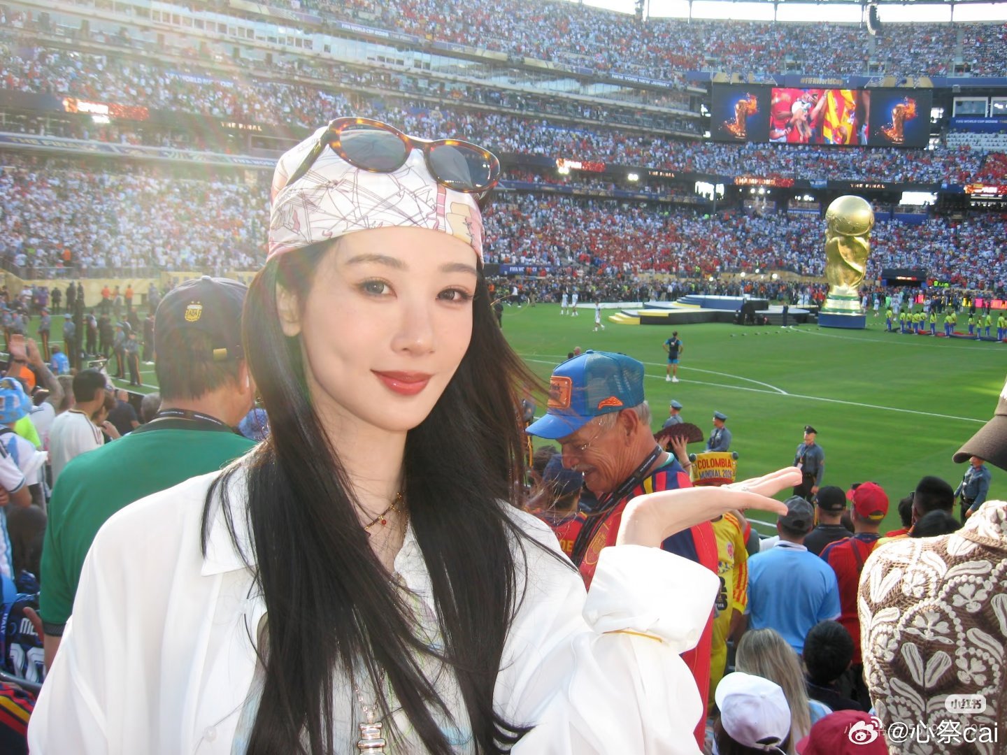 #杨紫[超话]# 早上好呀，有人知道那个黄V是什么意思吗？ ​