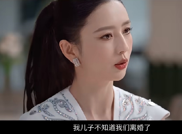 鲁豫问佟丽娅，“你们离婚，对你的孩子有什么影响？”
佟丽娅，“我儿子不知道我们离婚。”

说实话，佟丽娅这回答，我一点儿都不意外，毕竟生日的时候，陈思成直到现在也会卡点祝福她，就算分开了，两人也经常被拍到和儿子在一起。

看来俩人之间只剩亲情了，婚姻结束了，情分未必就要抹去，毕竟还有儿子。

有这份
