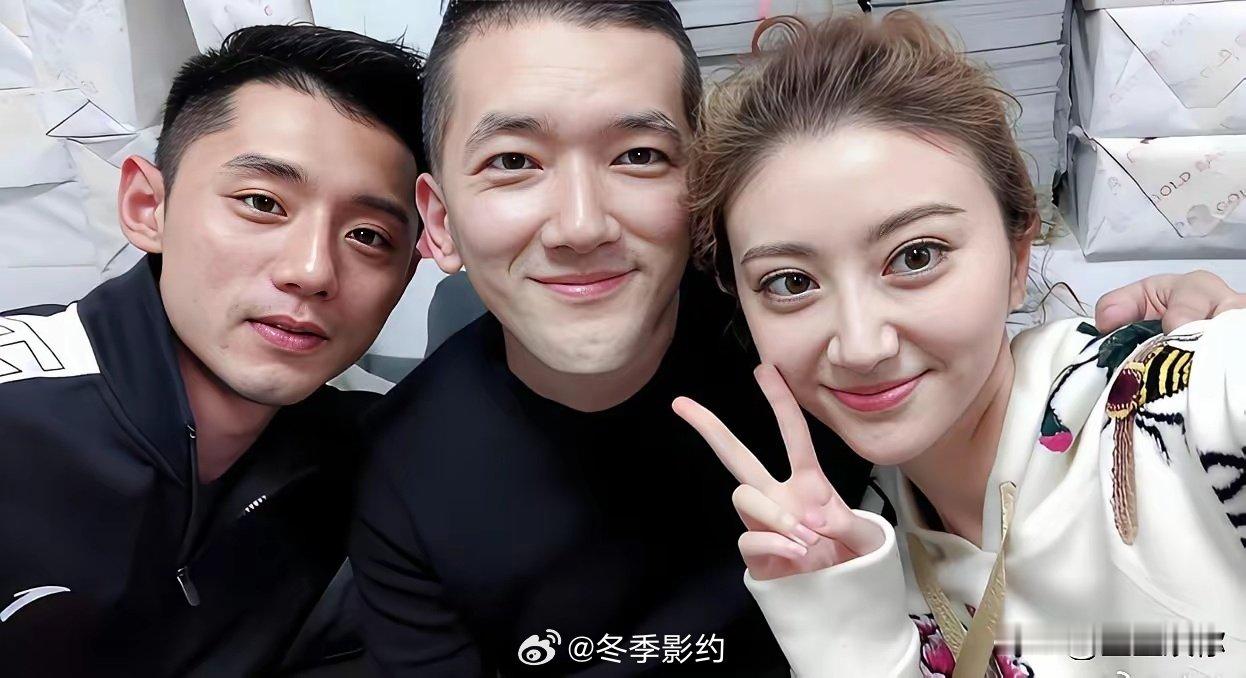 景甜过往的感情里，大多是男方付出；唯独和张继科在一起时，是她主动投入金钱与真心，是抱着真心去奔赴的。可这份她认定的真爱，最后换来了什么？触及底线的事是永远没法洗白的。
景甜掏心掏肺，最后被最信任的人捅了一刀。她的错，不过是错信了人。感情里的真心，不该变成别人拿捏、伤害自己的筹码。 ​